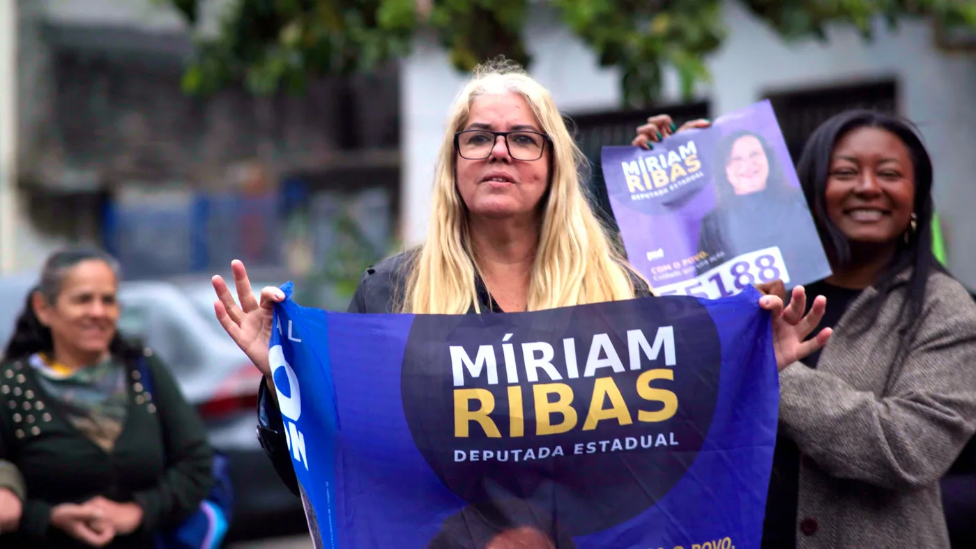 Apoiadora segura a bandeira Míriam Ribas