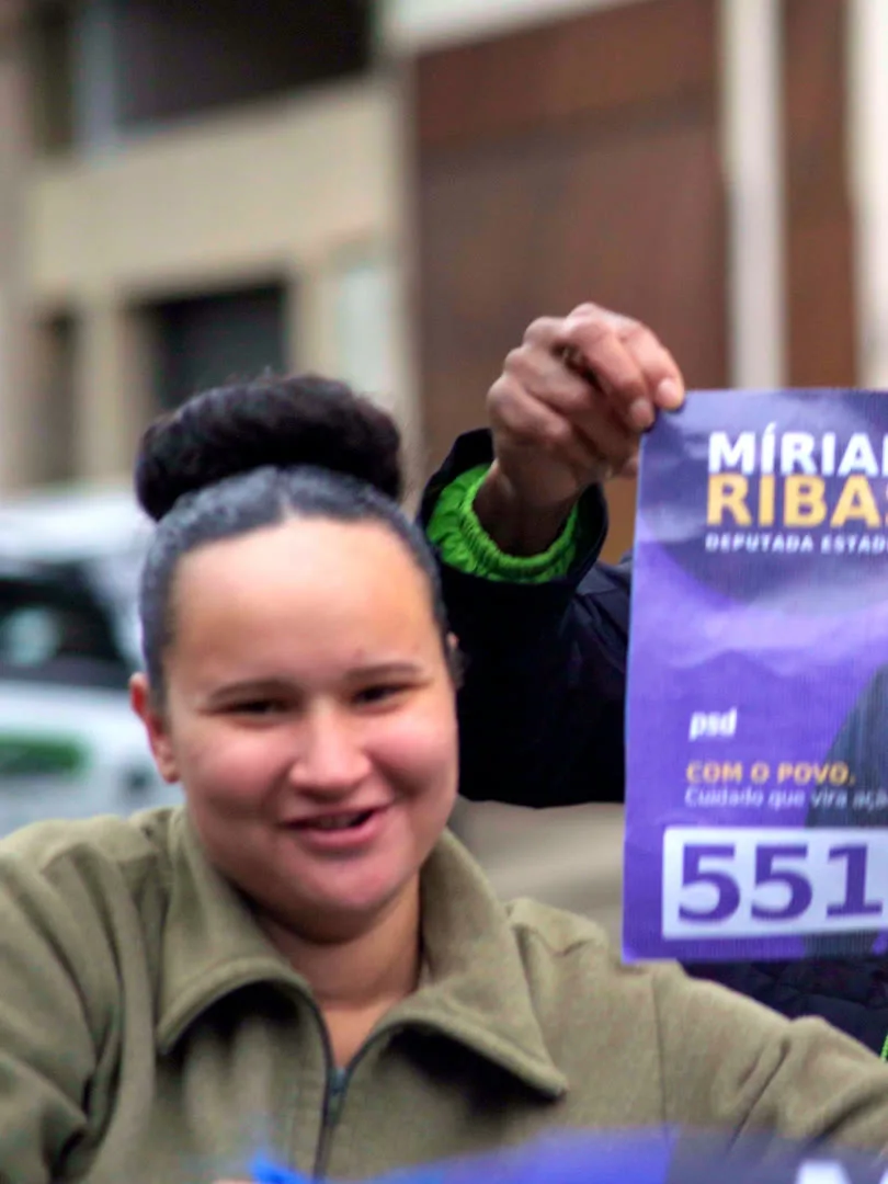 Apoiadora com o cartaz Míriam Ribas 55188